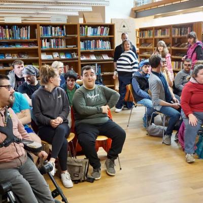 Besucher*innen bei der Lesung in Leichter Sprache